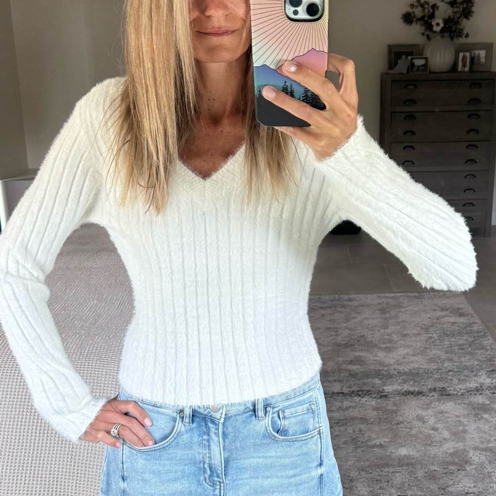 Wynter‎ Ceiba Fuzzy Crop V-Neck Sweater NWT